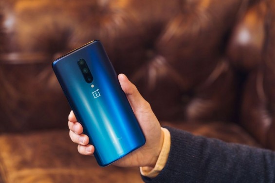 Демонстрация тыльной панели OnePlus 7 Pro