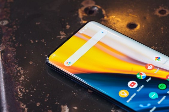 Экран OnePlus 7 Pro крупным планом