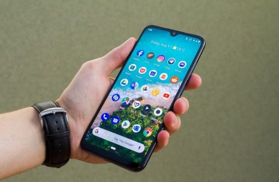 Смартфон Xiaomi Mi A3 в руке