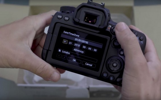 Дисплей камеры Canon EOS 90D в рабочем состоянии