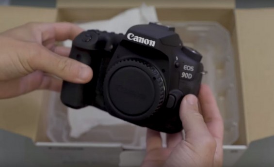 Зеркальная камера Canon EOS 90D в руках