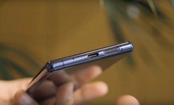 Динамик и разъём USB Type-C на нижнем торце Sony Xperia 5