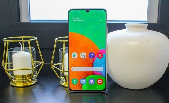 Samsung Galaxy A90 в вертикальном положении