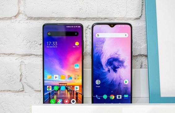 Смартфоны Xiaomi Redmi K20 Pro и OnePlus 7 возле стены