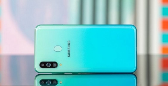 Смартфон Samsung Galaxy A60 лежит на боку