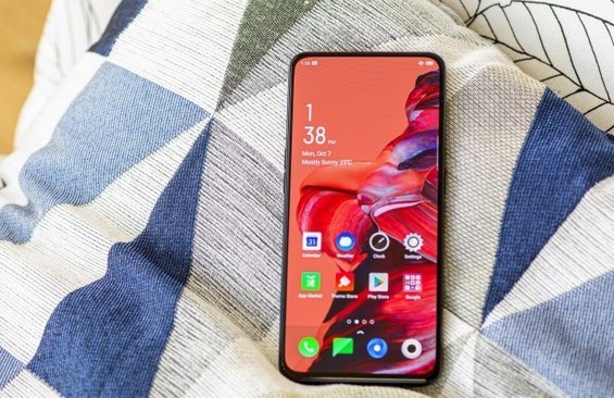 Смартфон Oppo Reno 2 лежит на подушке