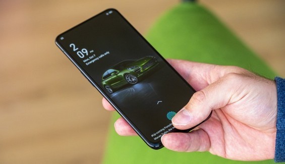 Oppo Reno 2 в руке