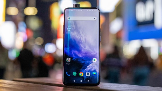 OnePlus 7T Pro с поднятой селфи-камерой