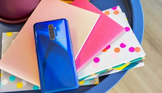 Смартфон Realme X2 Pro на столе