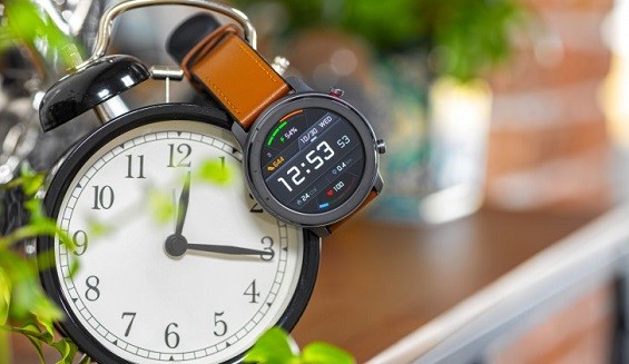 Amazfit GTR на будильнике