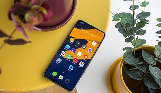 Realme X2 на столе