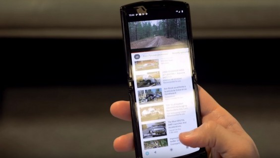 Интернет-сёрфинг на смартфоне Motorola RAZR 2019