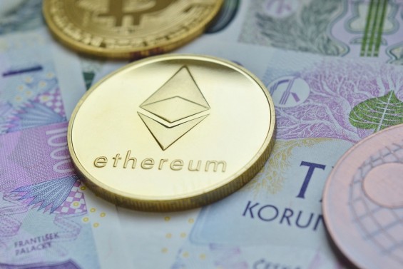 Золотистая монета Ethereum крупным планом