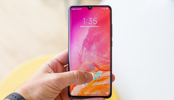 Mi Note 10 в руках