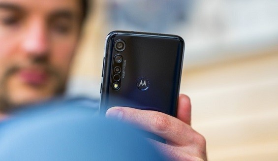 Moto G8 Plus в руках