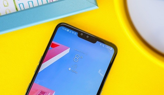 Выемка в верхней части экрана LG V50