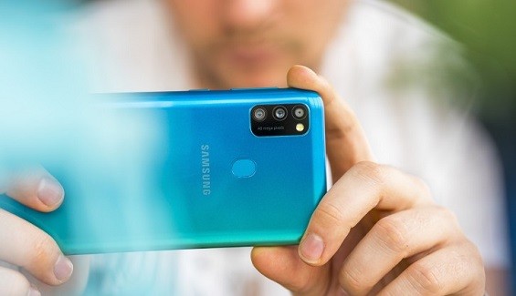 Пользователь фотографирует на Samsung Galaxy M30s