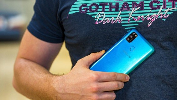 Samsung Galaxy M30s в руках