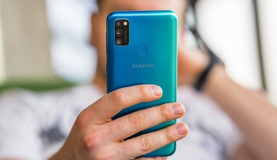 Samsung Galaxy M30s в руках