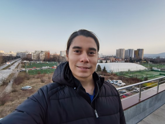 Пример селфи с ультраширокой камеры Honor V30 Pro при дневном освещении — f/2.2, ISO 80, 1/180s