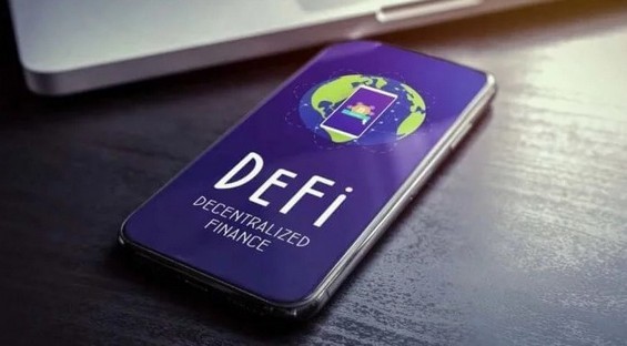 Аббревиатура DeFi на экране смартфона