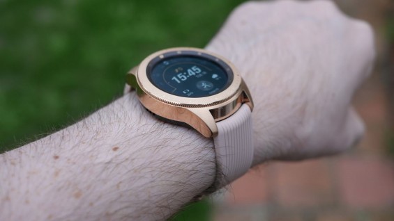 Samsung Galaxy Watch на руке