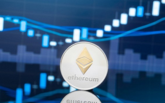 Светлая монета Ethereum стоит на ребре