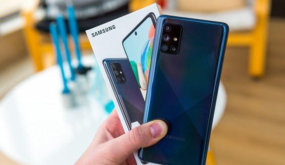 Samsung Galaxy A71 в руке