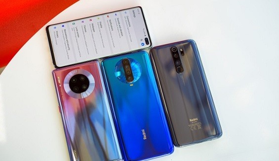 Смартфоны Galaxy S10+ (сверху), Mate 30 Pro (слева), Redmi K30 (по центру), Redmi Note 8 Pro (справа)