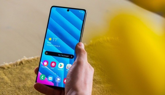 Samsung Galaxy S10 Lite в руках