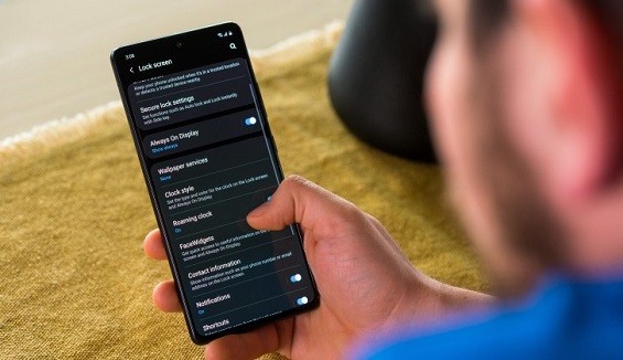 Samsung Galaxy S10 Lite в руках