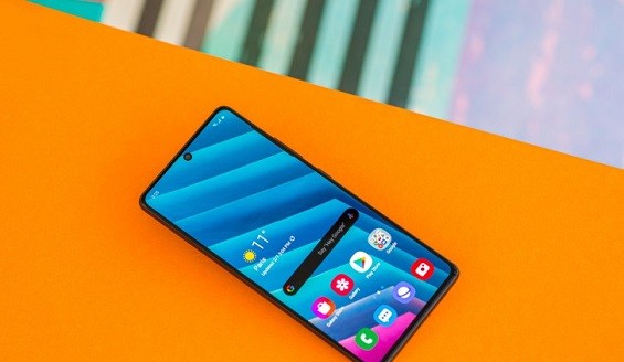 Samsung Galaxy S10 Lite на столе