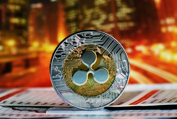 Монета XRP стоит на ребре