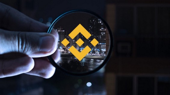 Прозрачная монета Binance Coin крупным планом