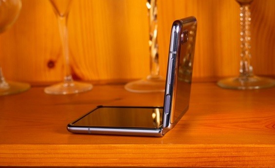 Изогнутый корпус Samsung Galaxy Z Flip