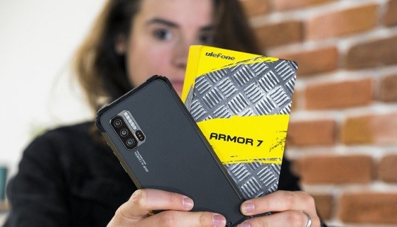 Ulefone Armor 7 и коробка в руках