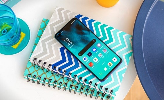 Oppo Reno 3 Pro на столе