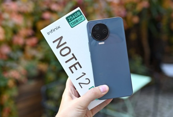 Infinix NOTE 12 PRO в руке