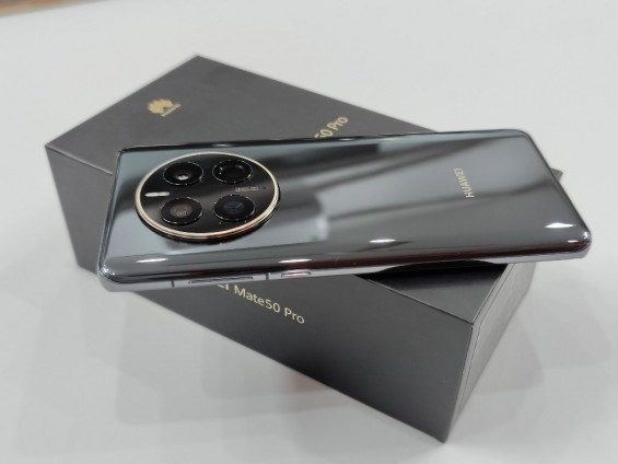 HUAWEI Mate 50 Pro и коробка