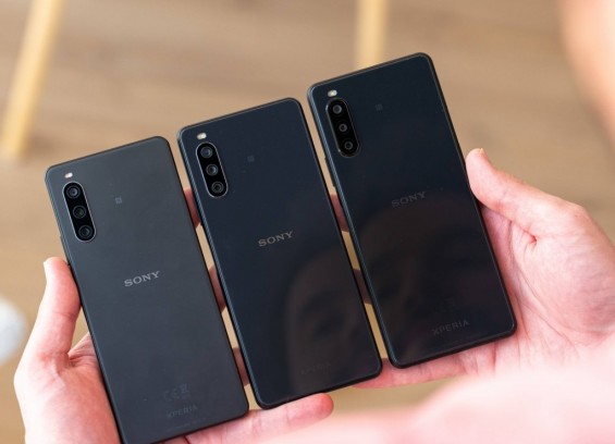 Дизайн смартфонов Xperia 10 IV, III, II слева направо