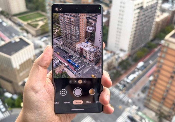 Google Pixel 7 Pro в руке