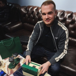 Роман Раздает